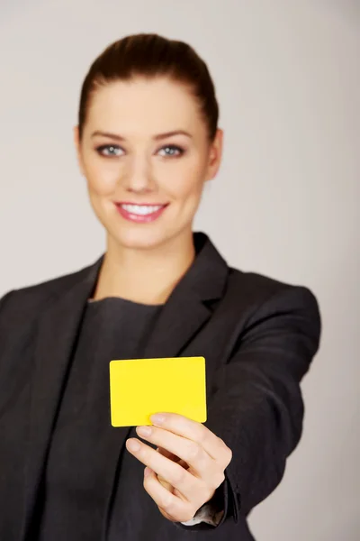 Empresária segurando cartão em branco. — Fotografia de Stock