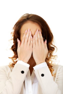 yüz el ile kapsayan iş adamı.