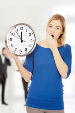 Bir saat tutan yorgun kadın.