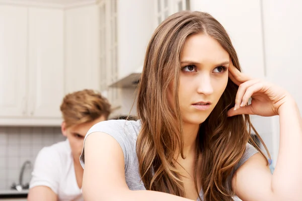 Paar streitet in der Küche. — Stockfoto