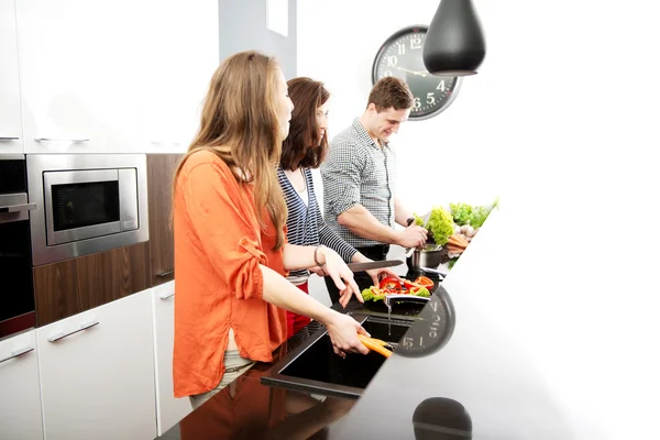 Broer en zusters maaltijd samen koken. — Stockfoto