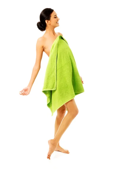 Mulher feliz envolto em toalha — Fotografia de Stock