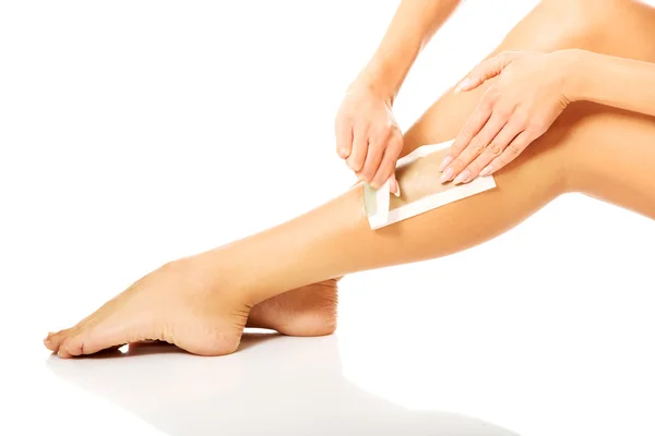 Woman waxing her leg — Stock Photo, Image