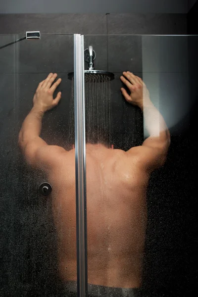 Hombre guapo en la ducha . — Foto de Stock