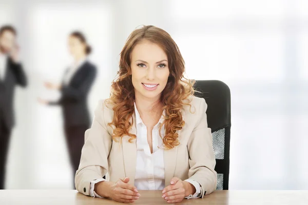 Businesswoman presenting something in hands. — Stock Photo, Image