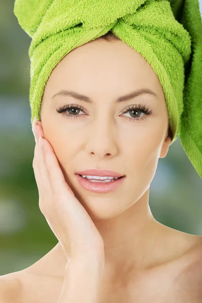 Schoonheid vrouw met tulband handdoek. — Stockfoto