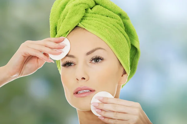 Beautiful woman with cotton pads. — Stock Photo, Image