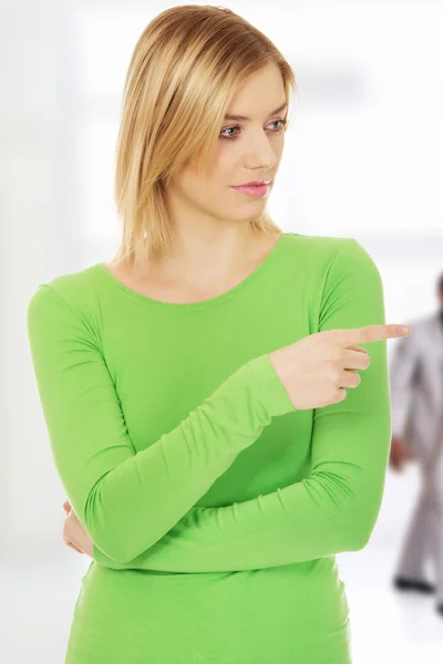 Schöne Frau zeigt zur Seite. — Stockfoto