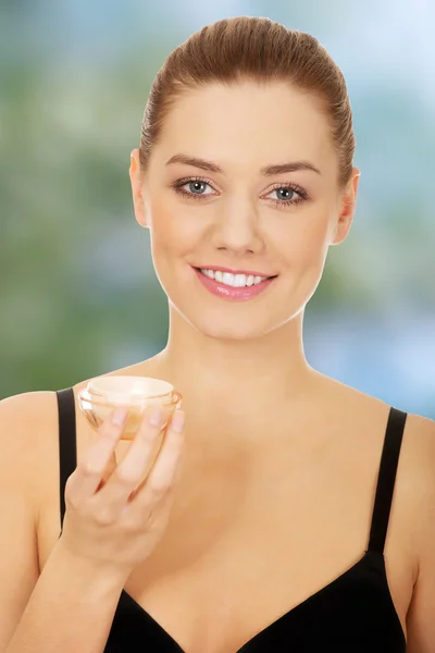 Mujer aplicando crema hidratante . —  Fotos de Stock