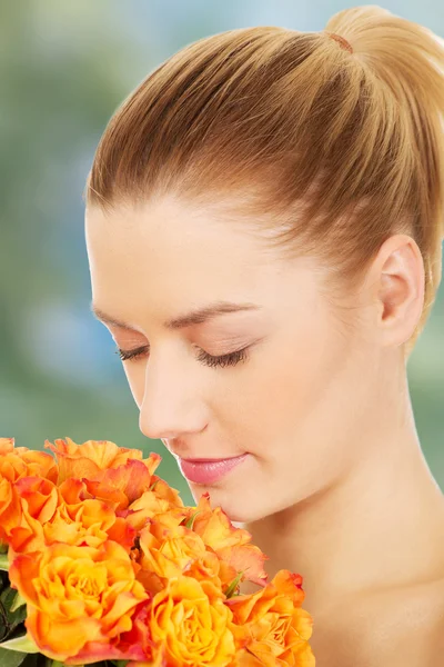 Mulher sorridente com rosas frescas . — Fotografia de Stock