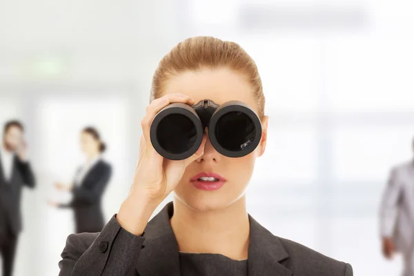 Mujer de negocios mirando a través de prismáticos. —  Fotos de Stock