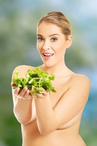 Feliz mujer desnuda dando lechuga — Foto de Stock