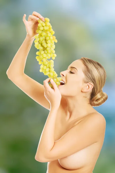 Femme nue mangeant des raisins — Photo