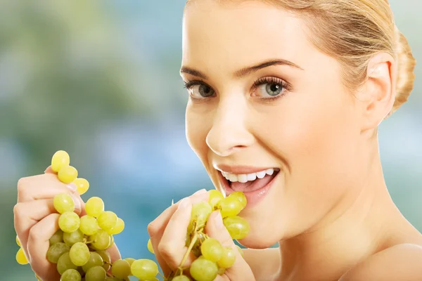 Nude woman eating grapes — Stock Photo, Image