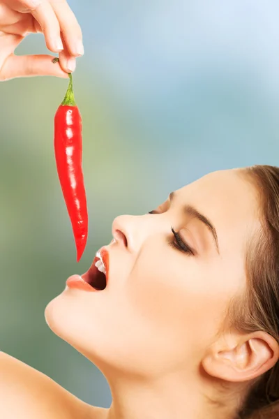 BDE vrouw eten Spaanse peper — Stockfoto