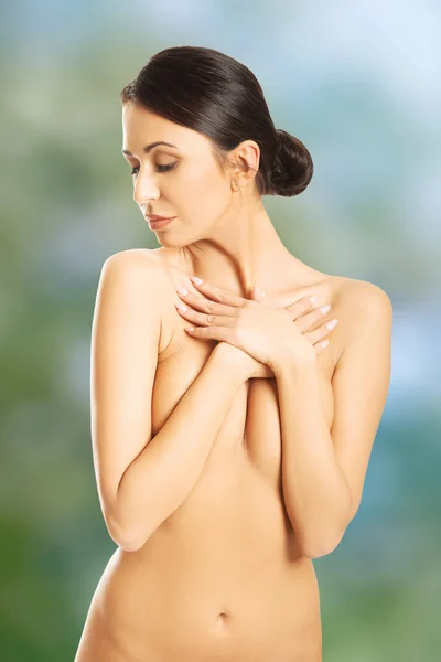 她的双臂交叉在胸前的裸体女人 — 图库照片