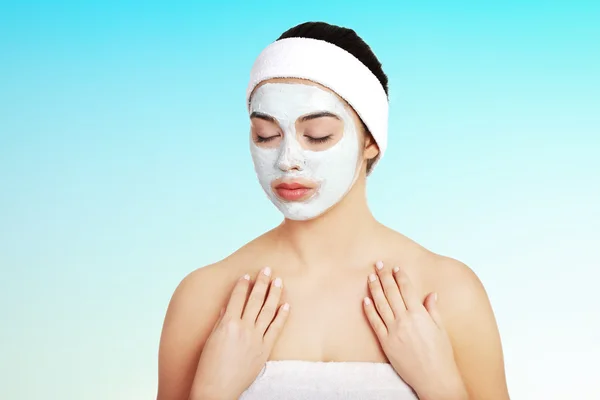 Mujer relajada con una mascarilla nutritiva — Foto de Stock