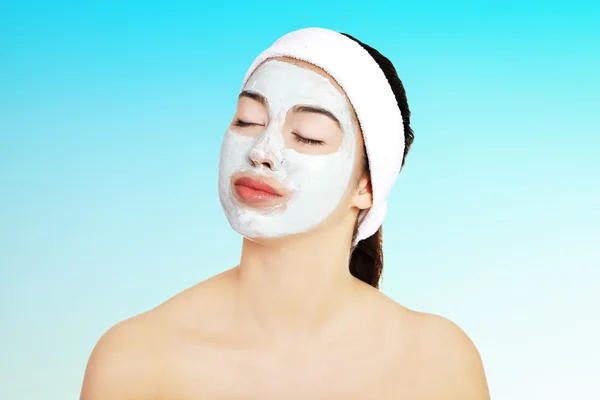 Mujer relajada con una mascarilla nutritiva — Foto de Stock