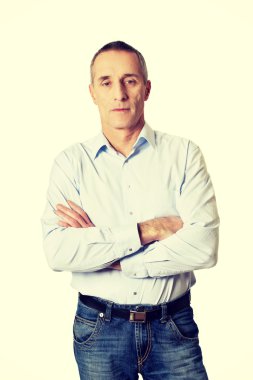 Katlanmış kollu yakışıklı adam portresi