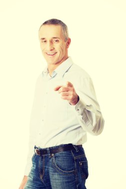 Sana işaret mutlu yakışıklı adam
