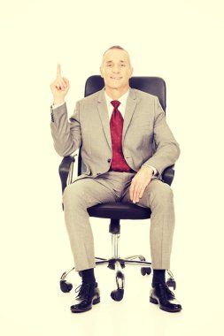 Koltukta oturan ve yukarı dönük iş adamı