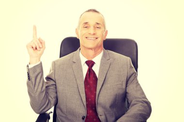 Koltukta oturan ve yukarı dönük iş adamı