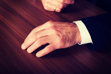 businessmans Eller masanın üstüne koydum