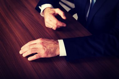 businessmans Eller masanın üstüne koydum