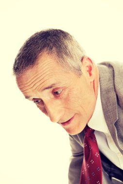 Adam acı yüz ifadesi ile