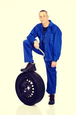 Bir lastik ve anahtarı ile mutlu makinist