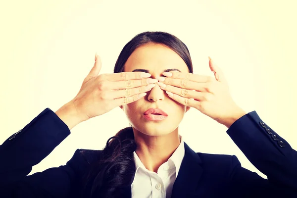 Portrét podnikatelka pokrývající oči rukama — Stock fotografie