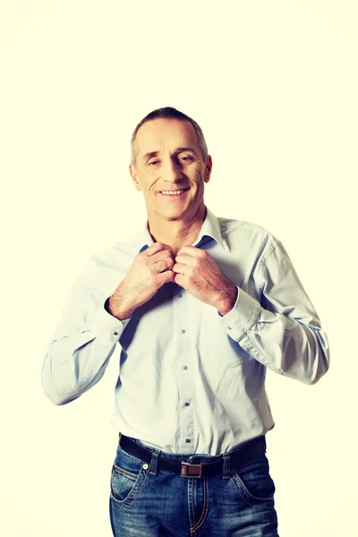 Handsome man buttoning his shirt — Stock Photo, Image