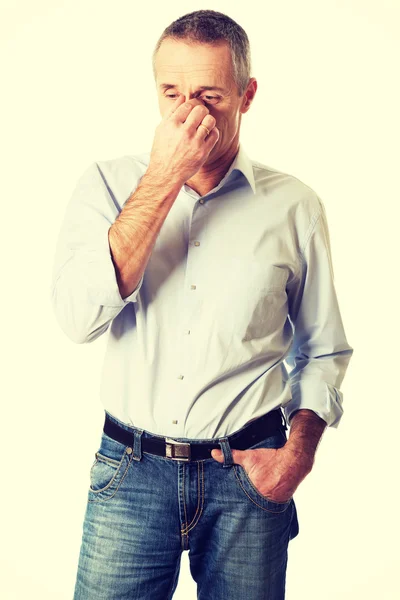 Sinüs ağrısı nedeniyle burnunu tutan adam — Stok fotoğraf