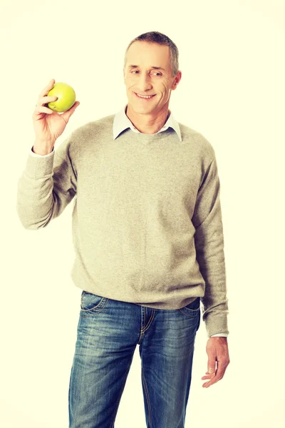 Hombre maduro con una manzana — Foto de Stock