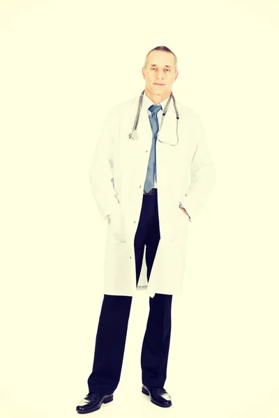 Médico masculino com as mãos nos bolsos — Fotografia de Stock