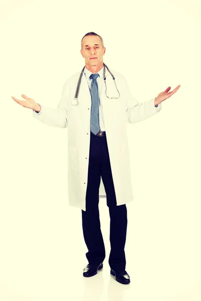 Mature male doctor holding copyspace — Stock Photo, Image