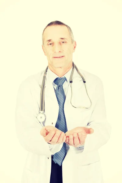 Dojrzały mężczyzna lekarz z otwartej ręce — Zdjęcie stockowe