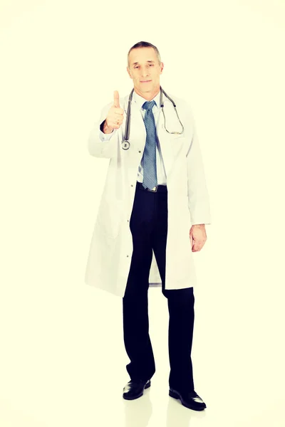 Зрілий чоловік лікар з великим пальцем вгору — стокове фото