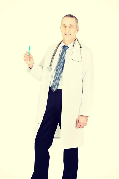 Male doctor holding a syringe — Stock Photo, Image