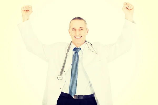 Gelukkig vrolijke mannelijke arts met opgeheven armen — Stockfoto