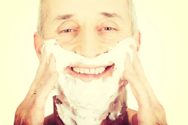 Ώριμος άνδρας εφαρμογή αφρός ξυρίσματος — Φωτογραφία Αρχείου