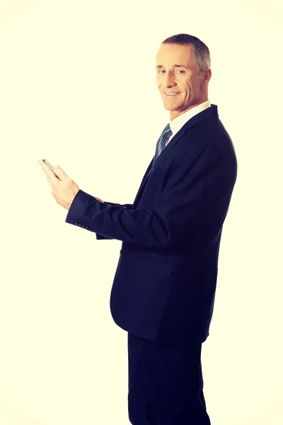 Hombre maduro usando tableta digital — Foto de Stock