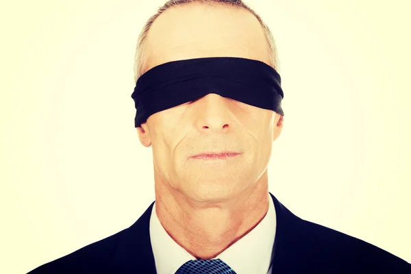 Uomo d'affari con banda su occhi — Foto Stock