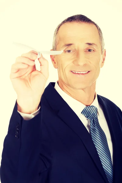 Retrato de homem de negócios jogando um avião de papel — Fotografia de Stock