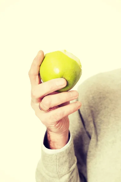 Männliche Hand hält einen Apfel — Stockfoto