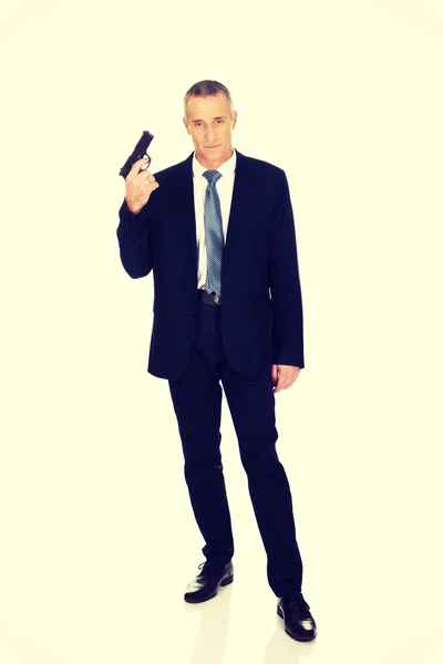 Серьезный агент мафии с пистолетом — стоковое фото