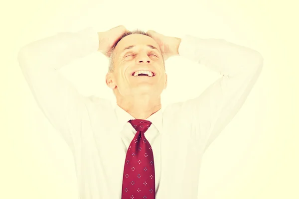 Retrato del hombre de negocios sosteniendo los brazos en la cabeza — Foto de Stock