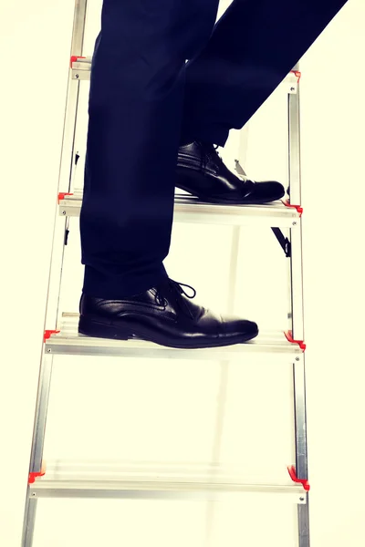 Close-up van mannelijke benen klimmen ladder — Stockfoto
