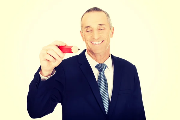 Gerente escribiendo con un lápiz rojo de gran tamaño — Foto de Stock