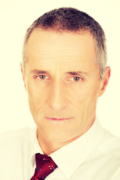 Серьезный зрелый бизнесмен
